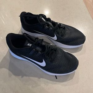 Nike running shoes classic (size 8.5) black with white Nike